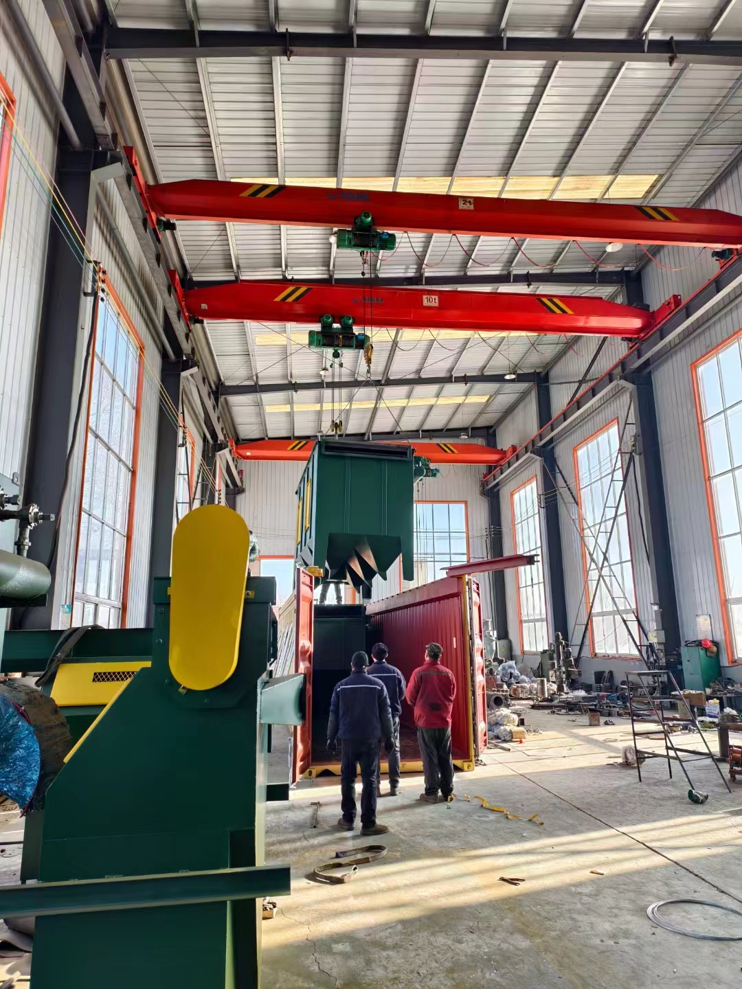 懸鏈打砂除銹機(jī)_打砂除銹視頻_車(chē)間除銹打砂機(jī)圖片